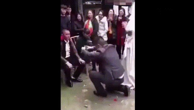 第一次结婚没什么经验,让大家贱笑了!