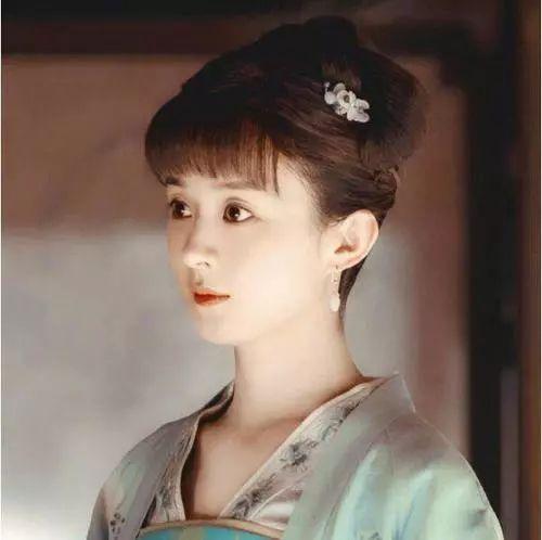 因男友名字一样就校园暴力他人？不过这样的女孩确实看起来不好惹