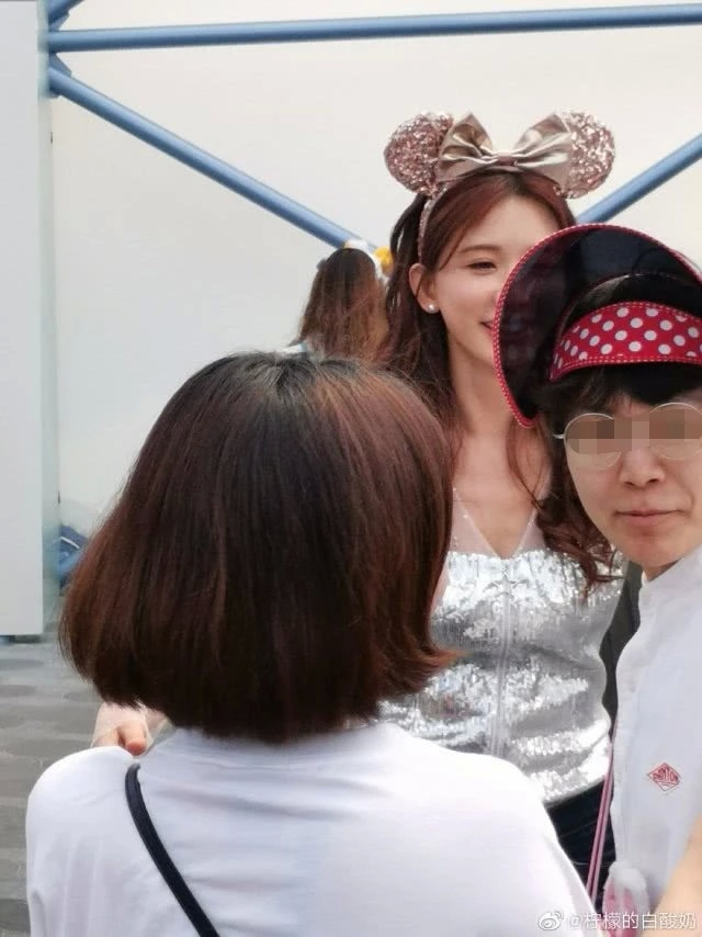 林志玲游乐园被偶遇，保镖护驾有排场，不老童颜被夸像仙女