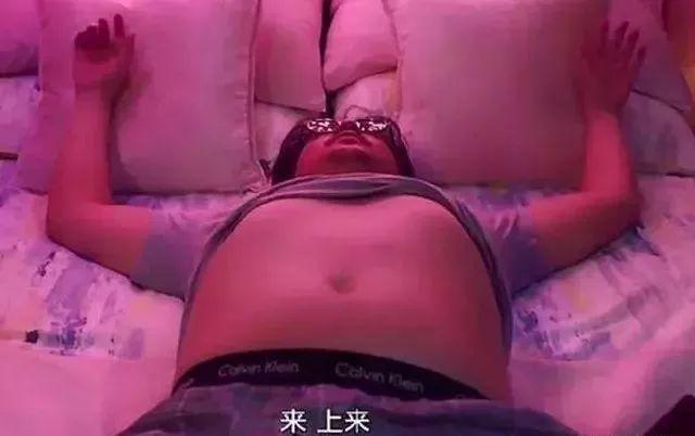 黄磊身材实在辣眼睛，谁给的勇气让中年男星把油腻肚腩当资本?
