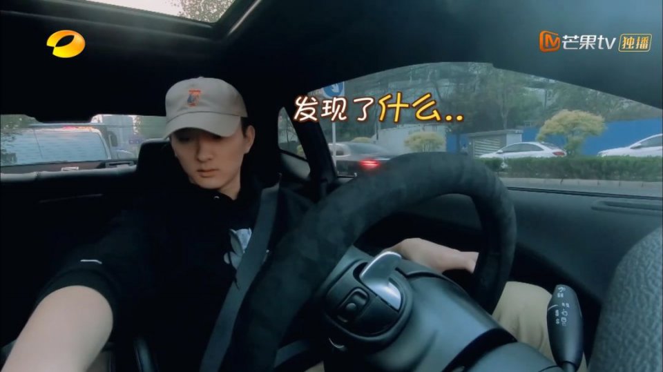 她的前男友是薛之谦？因误放前任歌曲被现任于小彤当街怒骂？