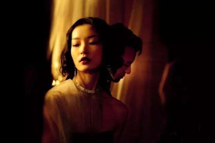 大家心目中的文艺女神虽然是内牛五方脸，但下唇暗藏着小心机