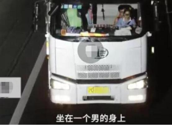 交通摄像头下稍不注意，分分钟成网红，网友：还能这样子开车