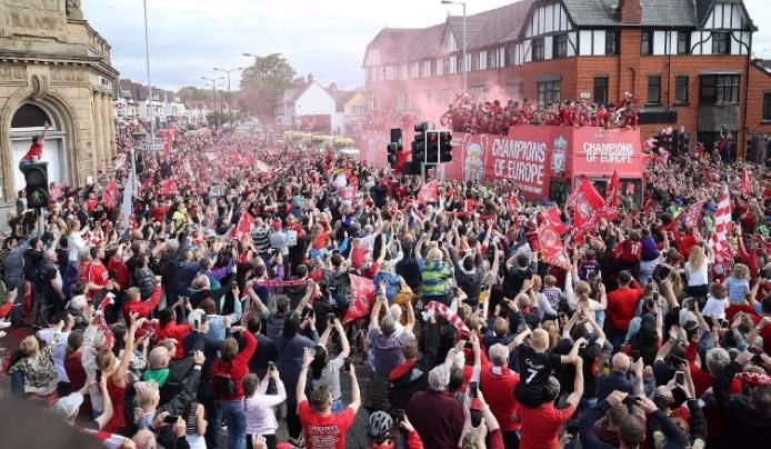 震撼!利物浦史诗级巡游:75万人狂欢3小时 红霞铺路烈火在胸