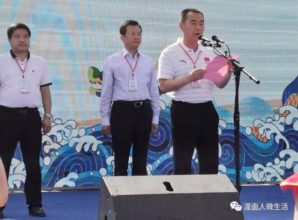 节目表演后 重庆市体育局副巡视员陈玉林 潼南区人大常委会主任周德勋