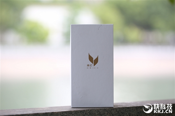 珍珠屏+超广角AI三摄 麦芒8首发开箱图赏