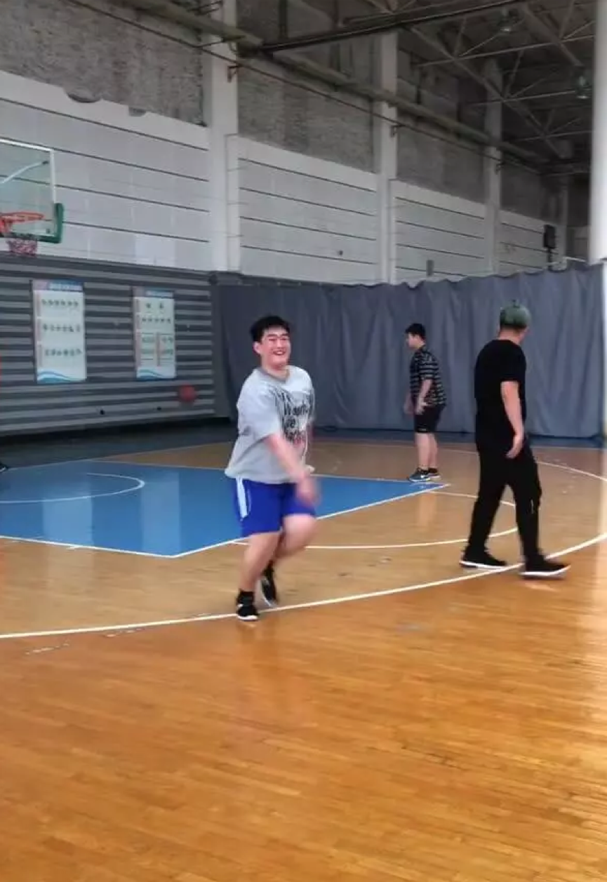 赵本山22岁儿子近照瘦了，和朋友打球动作敏捷好灵活