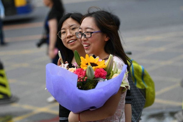 2019年高考散场!今年家长多送向日葵寓意一举夺"葵"