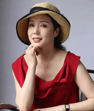 61岁严歌苓和64岁刘晓庆同框似母女,网友:刘晓庆整没整一目了然