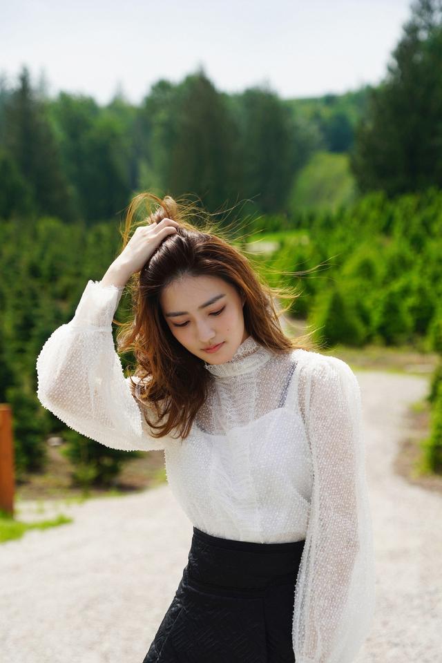 《甄嬛传》她演孙俪的妹妹,今穿透视衬衫高腰裙,美腿细得过分