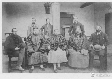图：吴炽昌（前排右二）