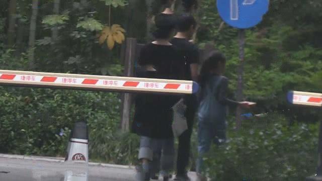 韩寒携手老婆漫步秀恩爱！女儿小野罕见露面，长开似小名媛