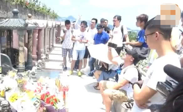黄家驹57岁冥寿，黄家强叶世荣发文悼念，粉丝墓前送礼怀念