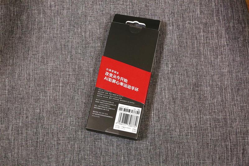 终于迈入彩屏时代 小米手环4 NFC版首发评测：腕上的小爱同学还能这样玩
