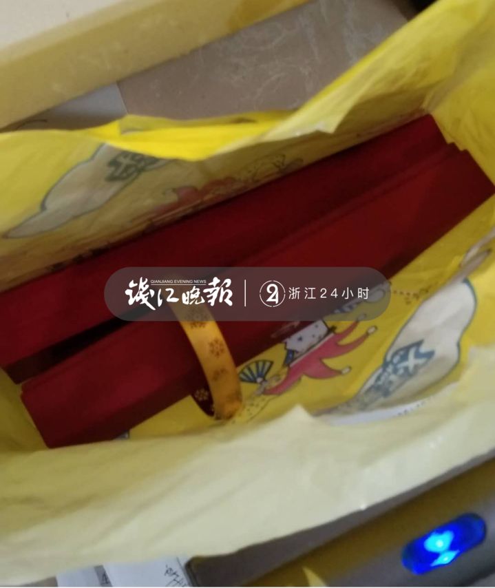 价值10万的黄金首饰，被老公扔进了小区垃圾桶！ 