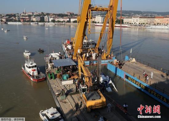 韩媒：匈牙利沉船曾在水下多次旋转 船体变形