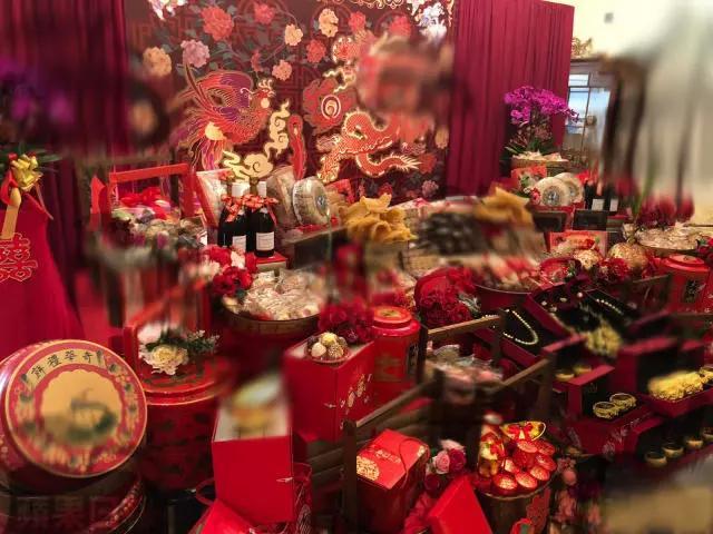 何超盈大派皇室风格喜饼，因怀孕太胖将安排剖腹产