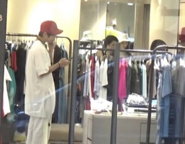 郭碧婷向佐恩爱现身香港街头，手牵手逛名店眼里只有对方