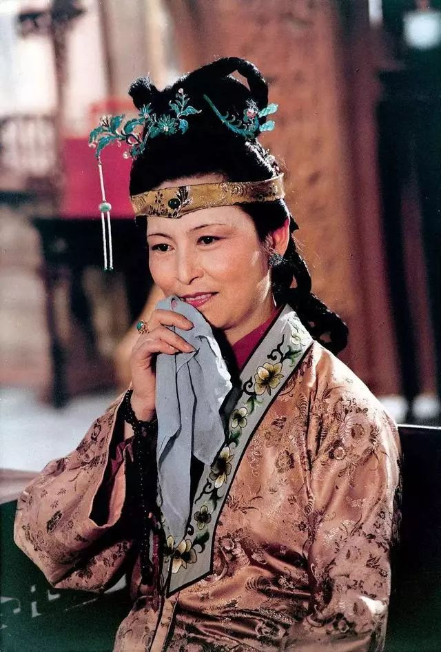 王熙凤不与公婆邢夫人一条心?也不和姑母王夫人一条心?