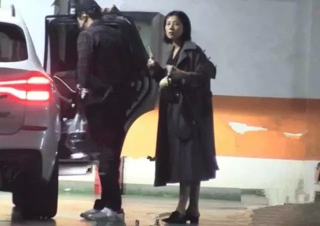 高圆圆赵又廷女儿名字正式曝光，两人送亲友一公斤重的弥月蛋糕