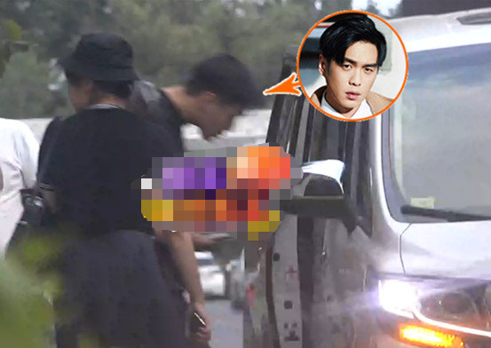 确定婚期后，张若昀和唐艺昕首现身，一起去摄影棚选婚纱照？