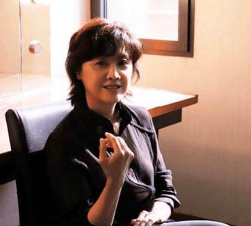 66岁女儿国国王朱琳结婚多年无子，身材优雅丝毫不像老年人