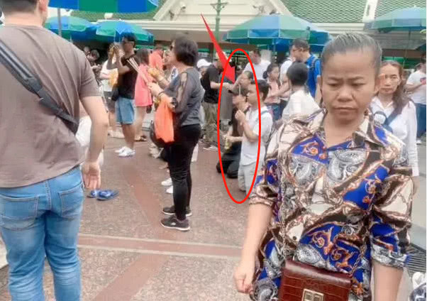 翟天临泰国祈福，双膝跪地，十分虔诚，看起来诚意十足