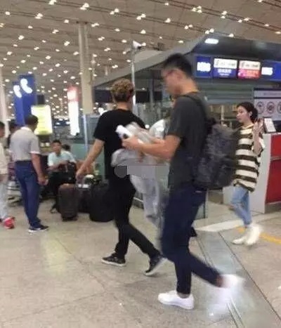 黄子韬恋情再添实锤？绯闻女友多次晒同款游玩照