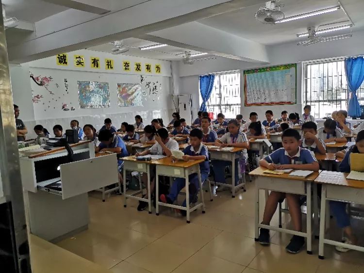 深圳一学校33°发烧天,教室不开空调,学生中暑病倒?