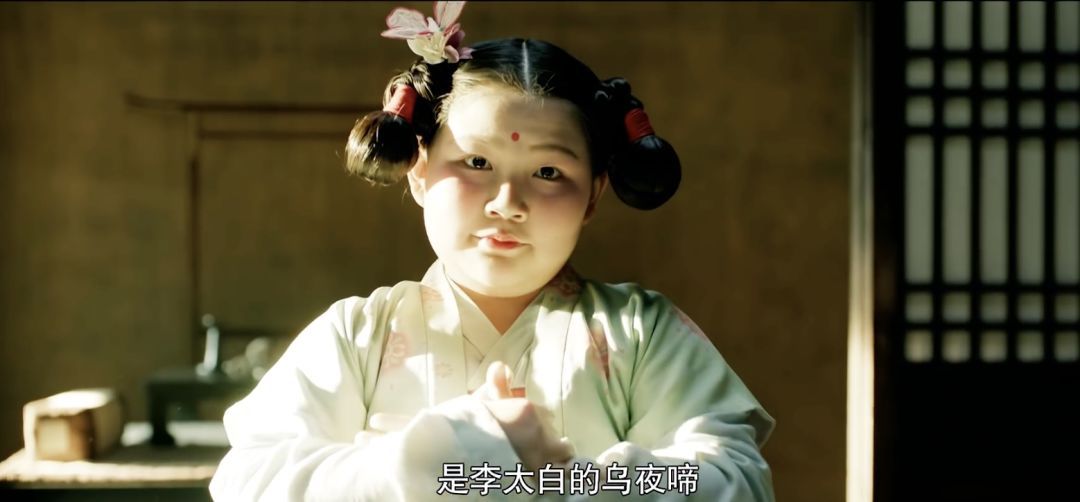剧中的小朋友都梳着双环垂髻.