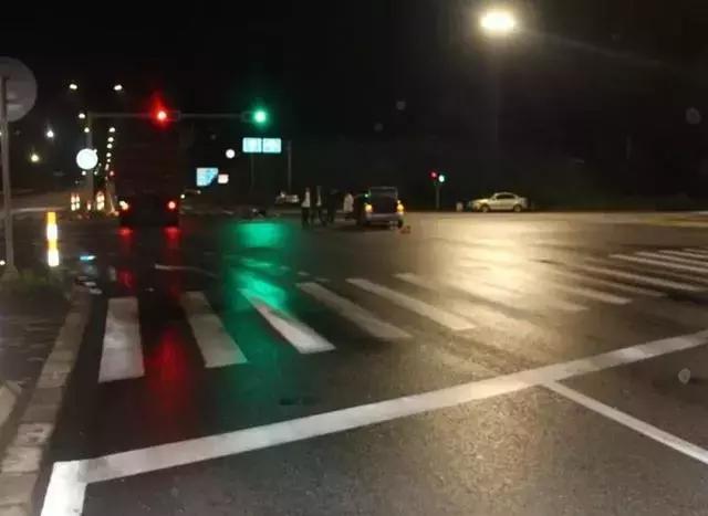 真解气！男子闯红灯被撞想讨责，交警灵魂三问让他哑口无声