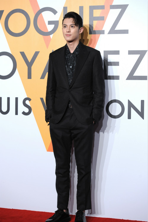 54岁张曼玉根本不服老，橘发红唇酷炫到爆