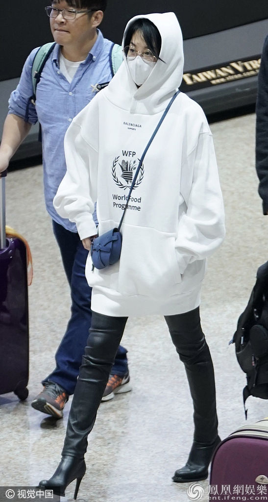 许晴深夜现身机场赴金马奖 卫衣搭长筒靴超有范