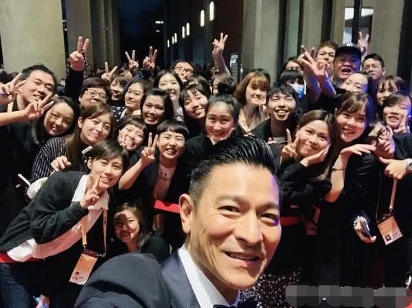 金马奖刘德华坚持自我介绍，喊话邓超拉掌声，暖心举动获称赞