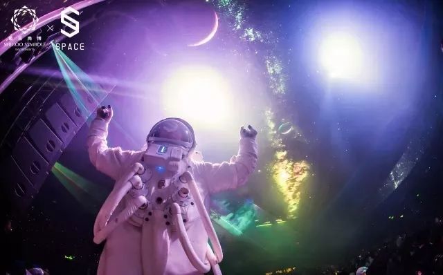 我喝到半醉，我蹦得干脆