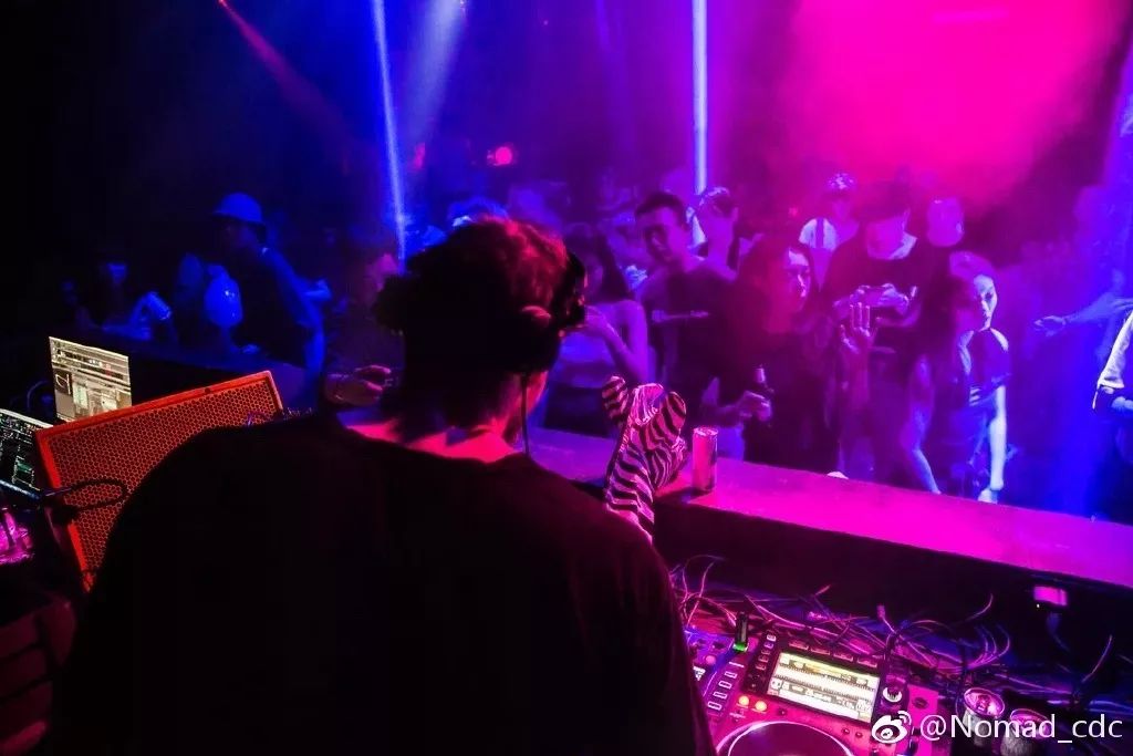 我喝到半醉，我蹦得干脆