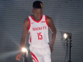 足球小将！卡佩拉拍摄广告秀颠球