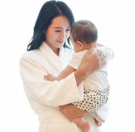 周一围和女助理同饮一根习吸管，朱丹的回复亮了