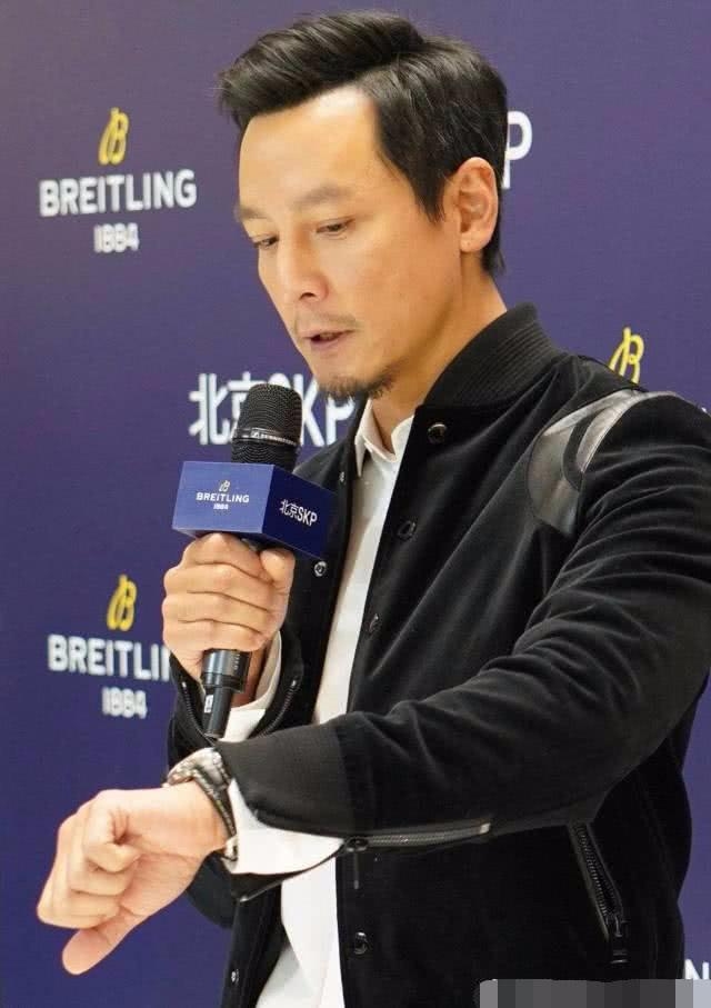 吴彦祖最新照片“M字秃”越发明显，网友表白：就算他秃了我也爱