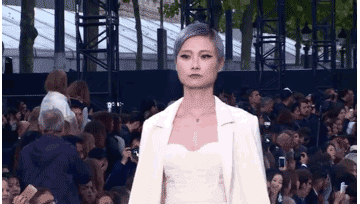 下面,不赌飉an风穿搭的小伙伴们,就让我们和李宇春一起get一下 搭配