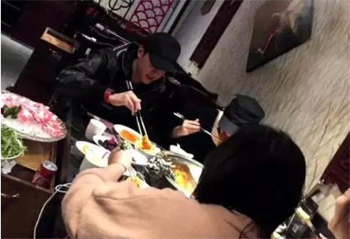 赵丽颖和老公牵手看银杏，冯绍峰的影子亮了