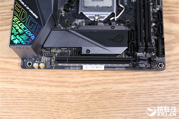 全副盔甲 华硕ROG STRIX Z390-I Gaming主板开箱图赏