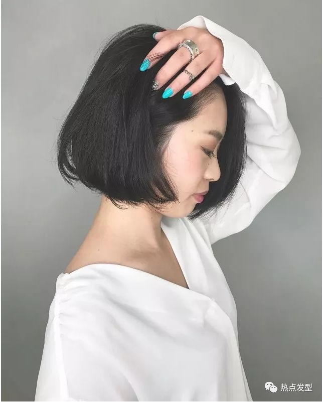 深得短发控的欢迎,到耳旁的位置最为合适,蓬松波波头也是相当的个性
