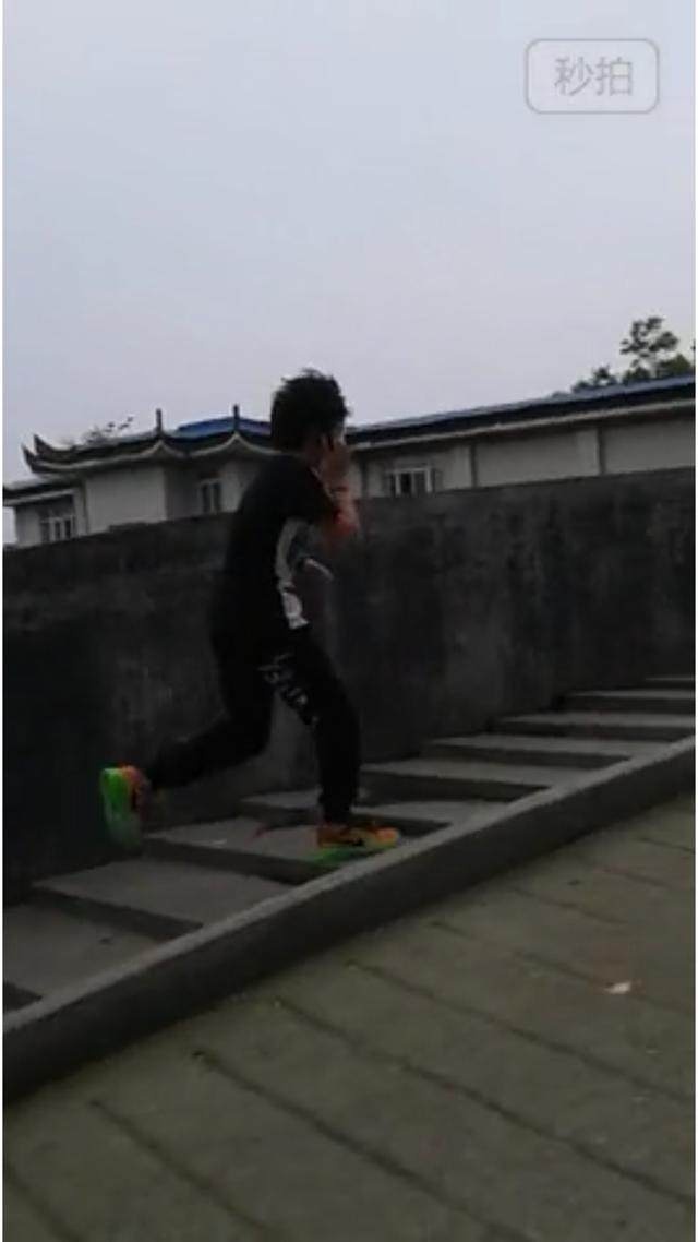 易烊千玺助理胖虎一句话感动了全微博