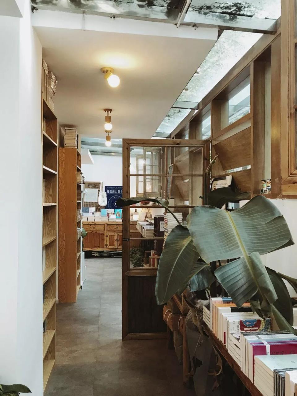 喜欢这家只有80平米的书店，不大，但自由