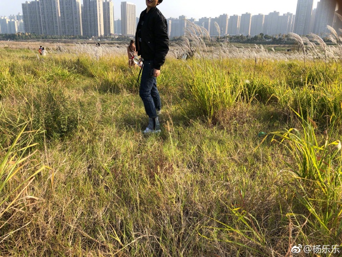 汪涵儿子小沐沐和妈妈郊游，杨乐乐的牛仔裤亮了！