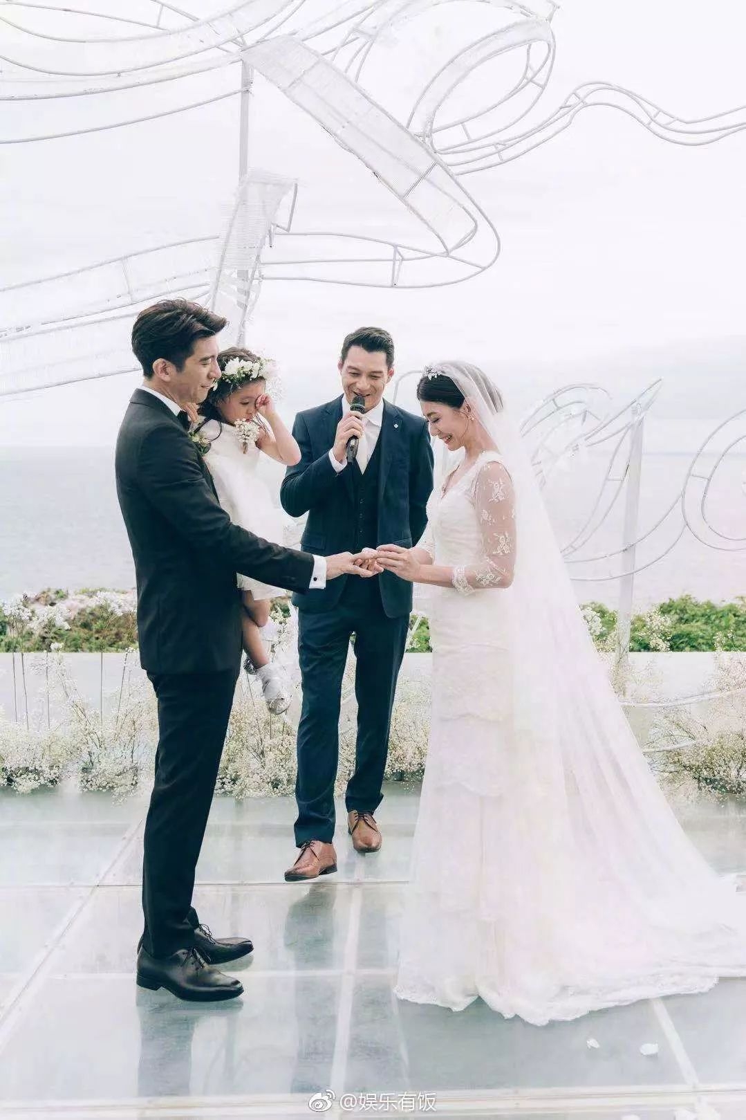 生完2个孩子才办婚礼，嫁小9岁老公，她逆袭了