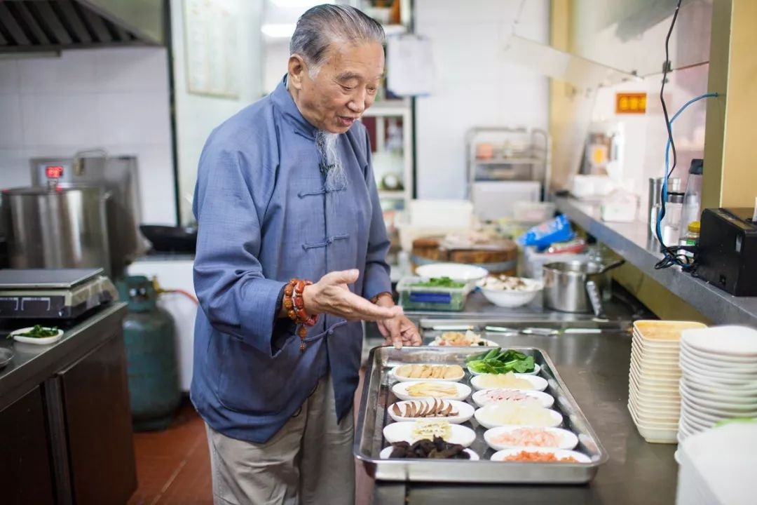 点点跟着美食家韩鹤峰韩伯伯,走进钱万兴的厨房间,一探五福锅面神奇的