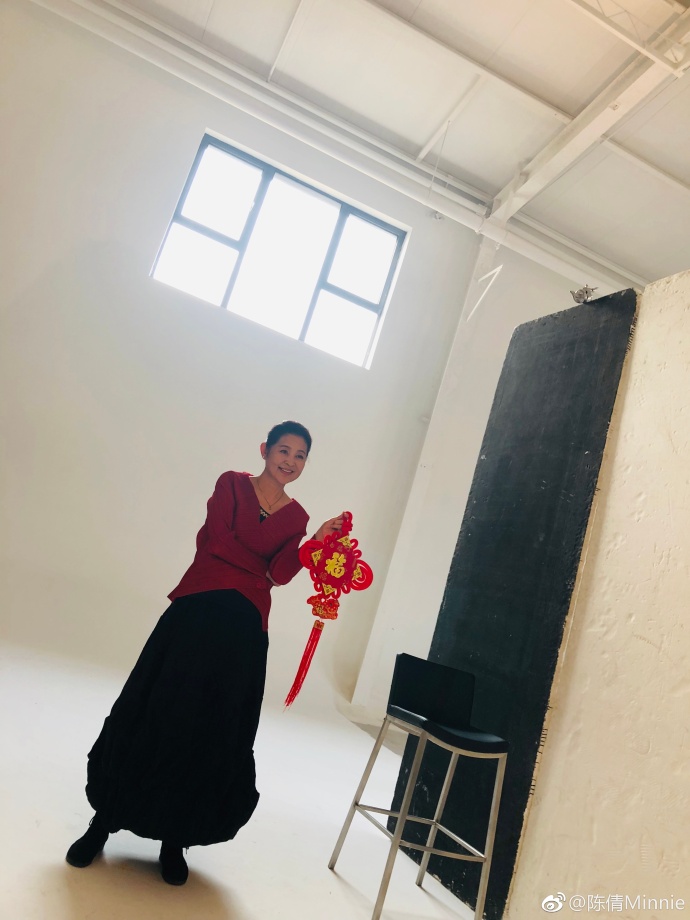 59岁倪萍重回气质女神后现身机场，步伐矫健精神抖擞，网友：气场不输陈红