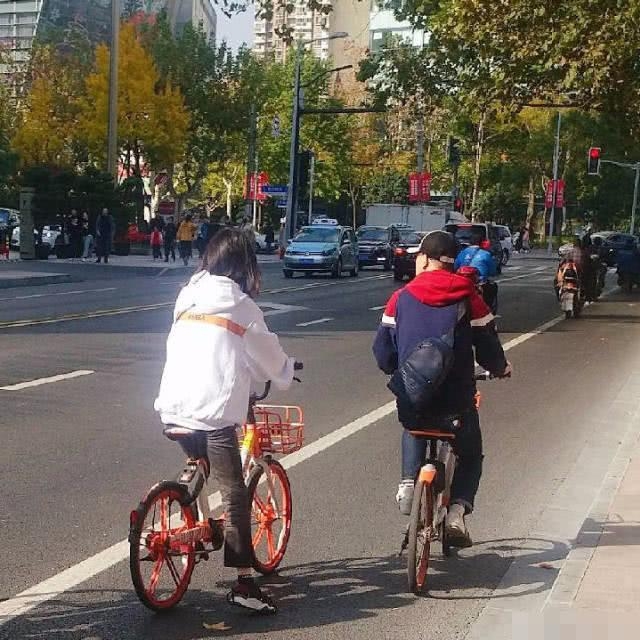 郑爽回归普通生活，带爸爸跟男友约会，江边骑车“翁婿”相处融洽
